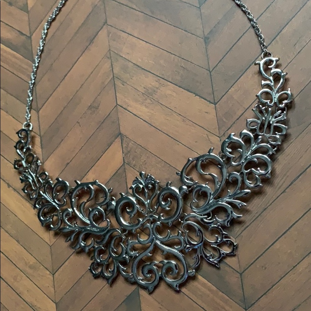 A simply beautiful collar necklace!